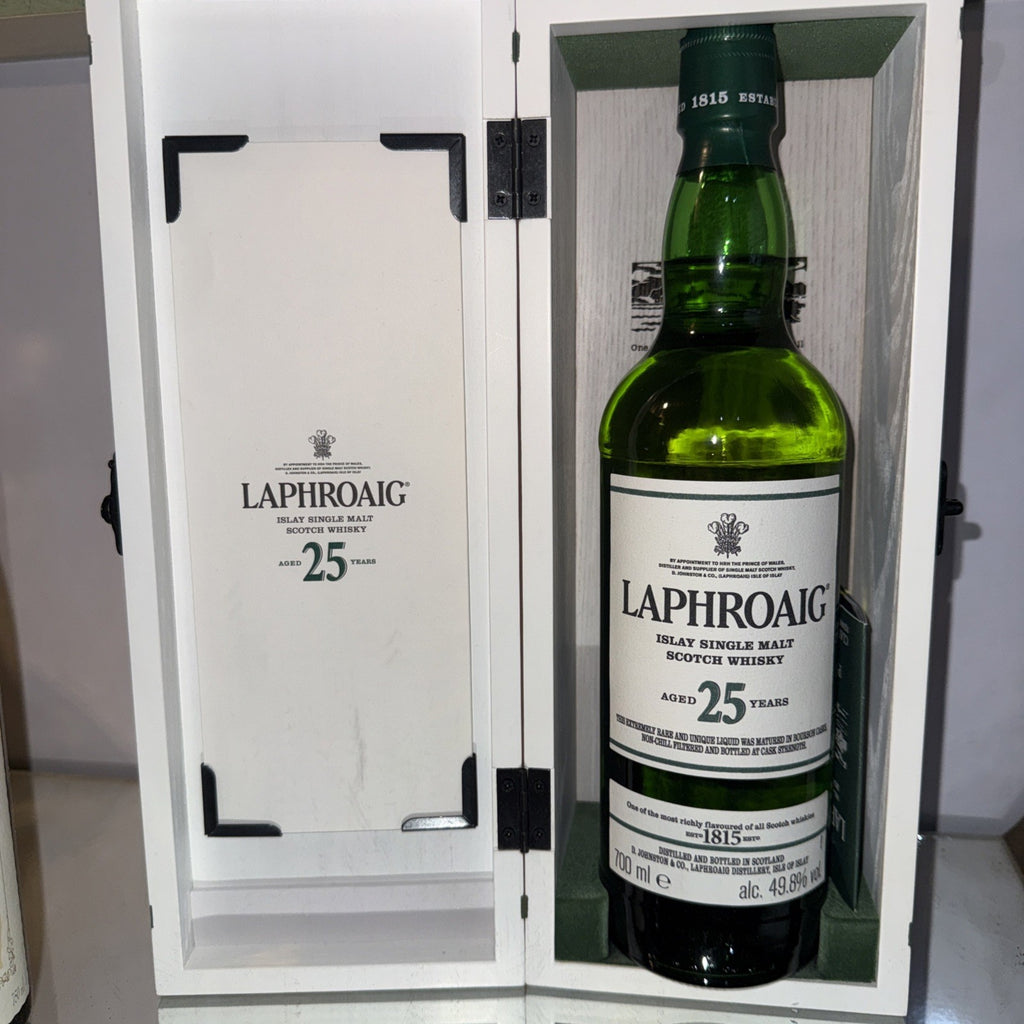 Laphroaig 25 Year Old – cask strength (49.8 %abv ) L0y 36 So 2010 Bottle