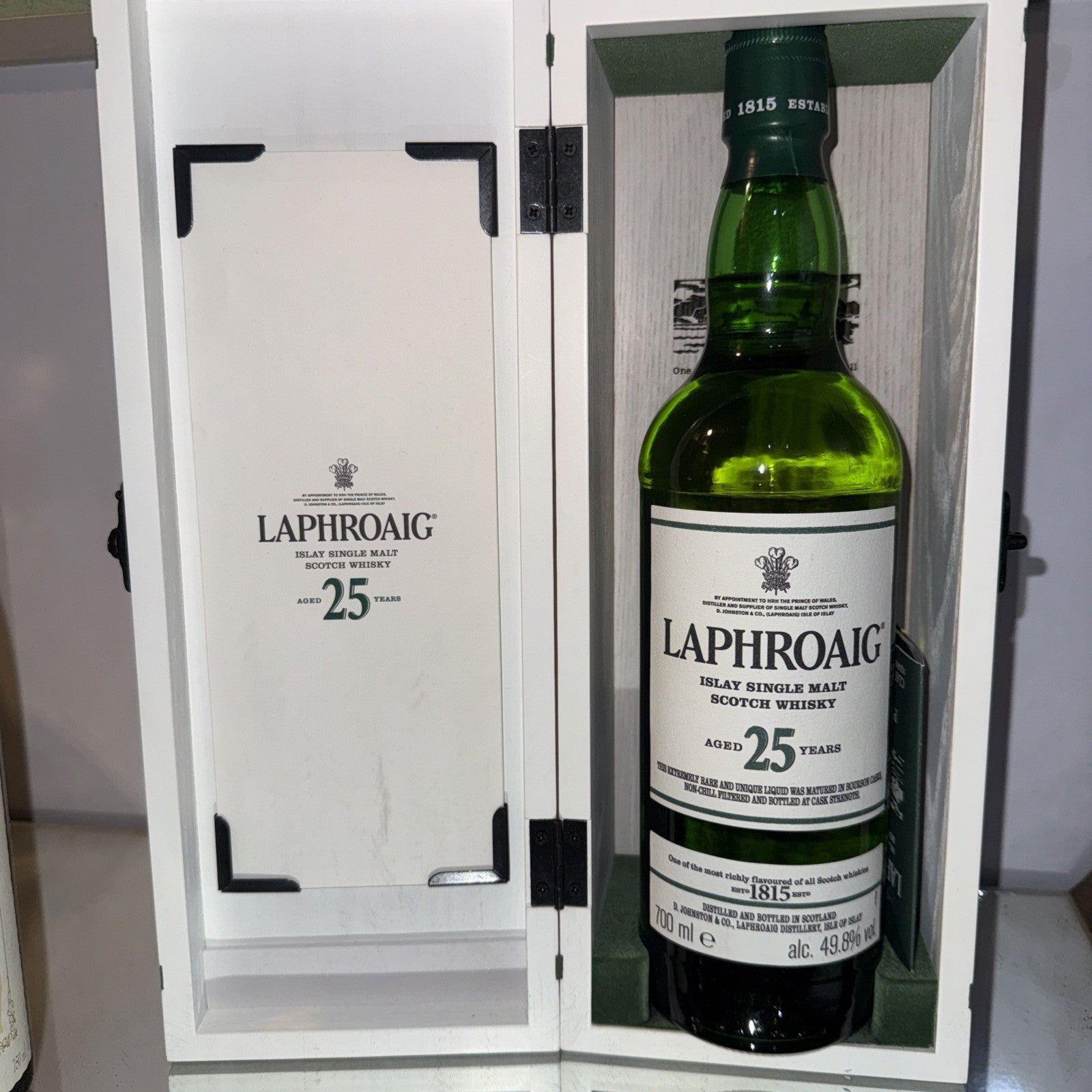 Laphroaig 25 Year Old – cask strength (49.8 %abv ) L0y 36 So 2010 Bottle