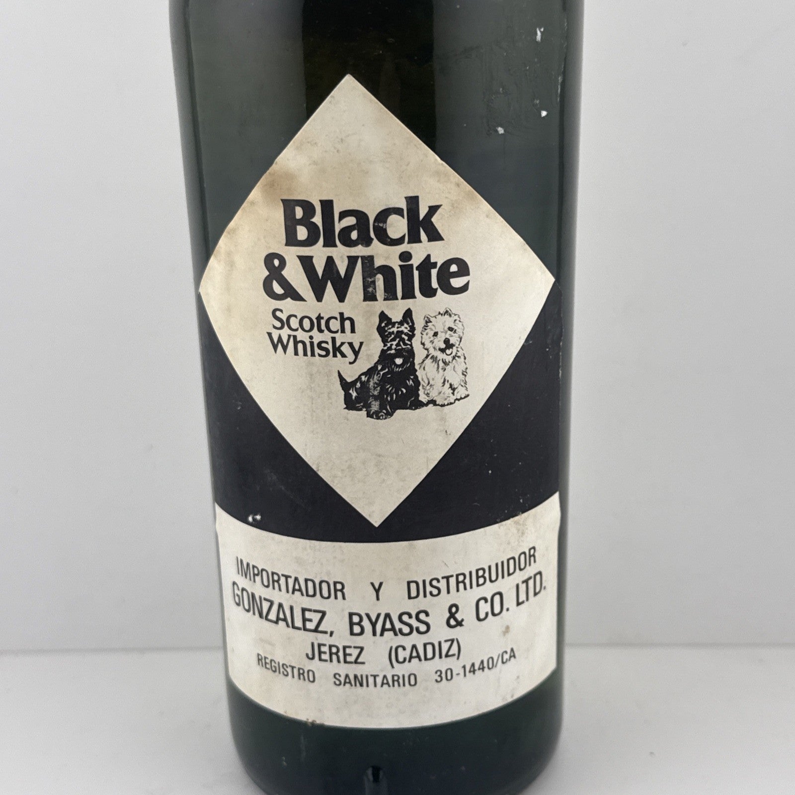Black & White Scotch (0.75L); Italian import label dates it to the 1970s.