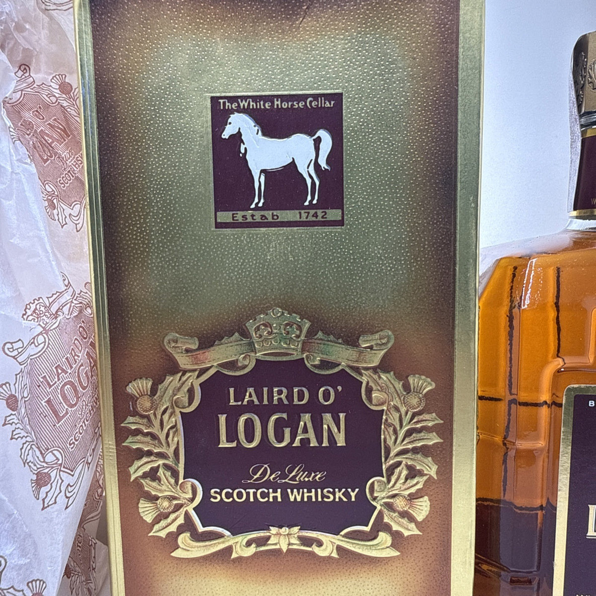 Laird O’ Logan De Luxe Scotch Whisky, c.1970s bottling, 70‑proof / 26⅓ fl oz
