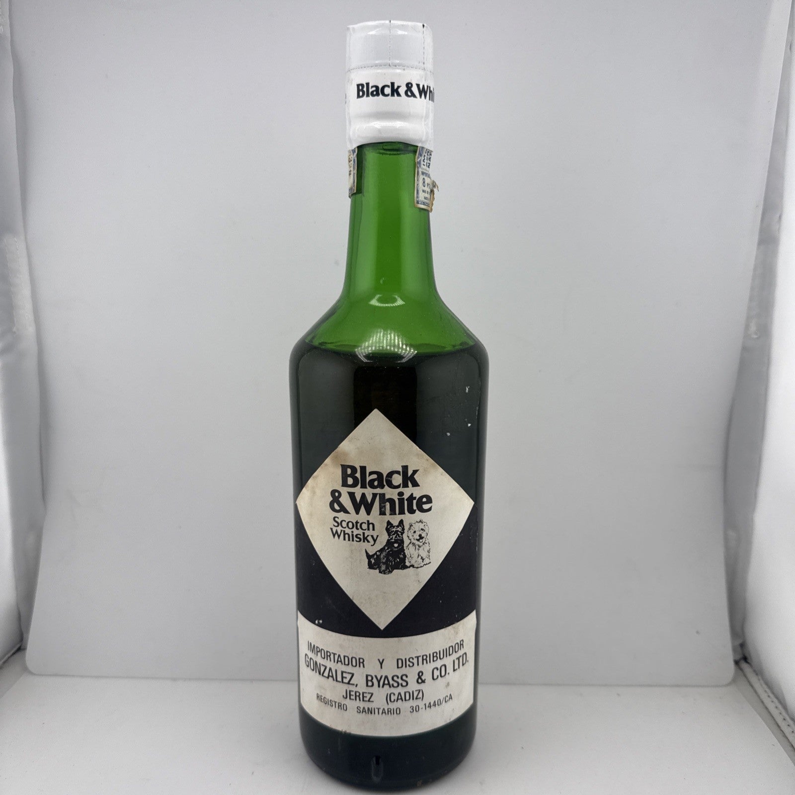 Black & White Scotch (0.75L); Italian import label dates it to the 1970s.