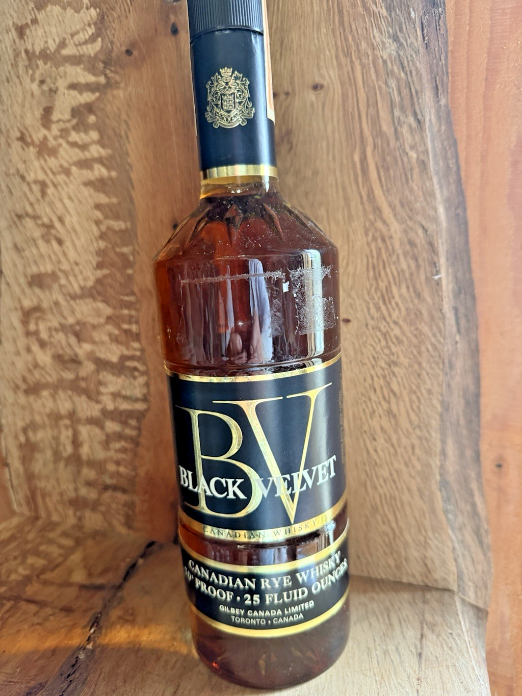 1970s Black Velvet Canadian Rye Whiskey 25 fl oz 70 % proof