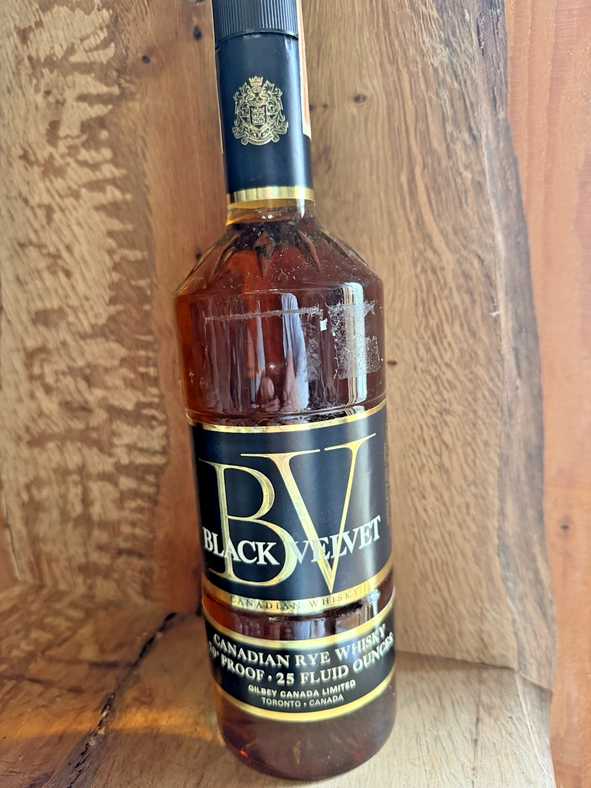 1970s Black Velvet Canadian Rye Whiskey 25 fl oz 70 % proof