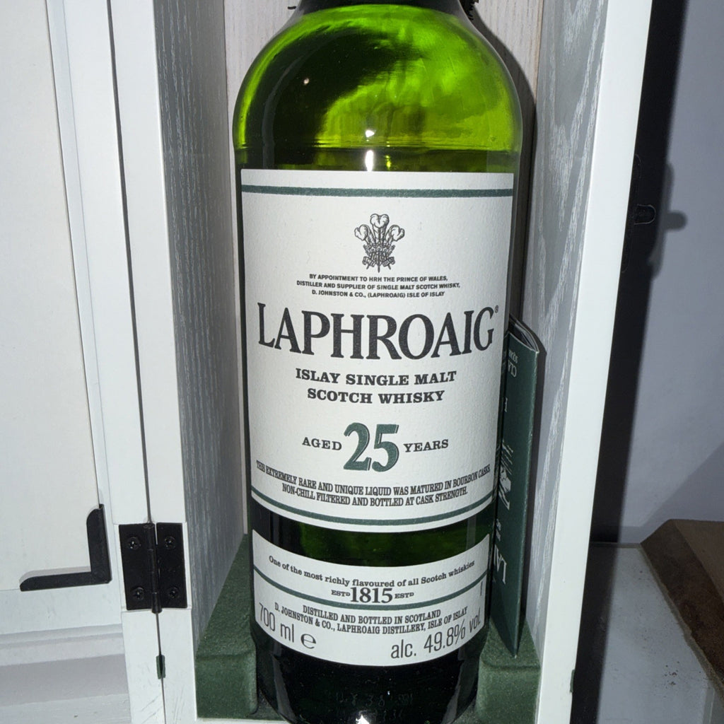 Laphroaig 25 Year Old – cask strength (49.8 %abv ) L0y 36 So 2010 Bottle