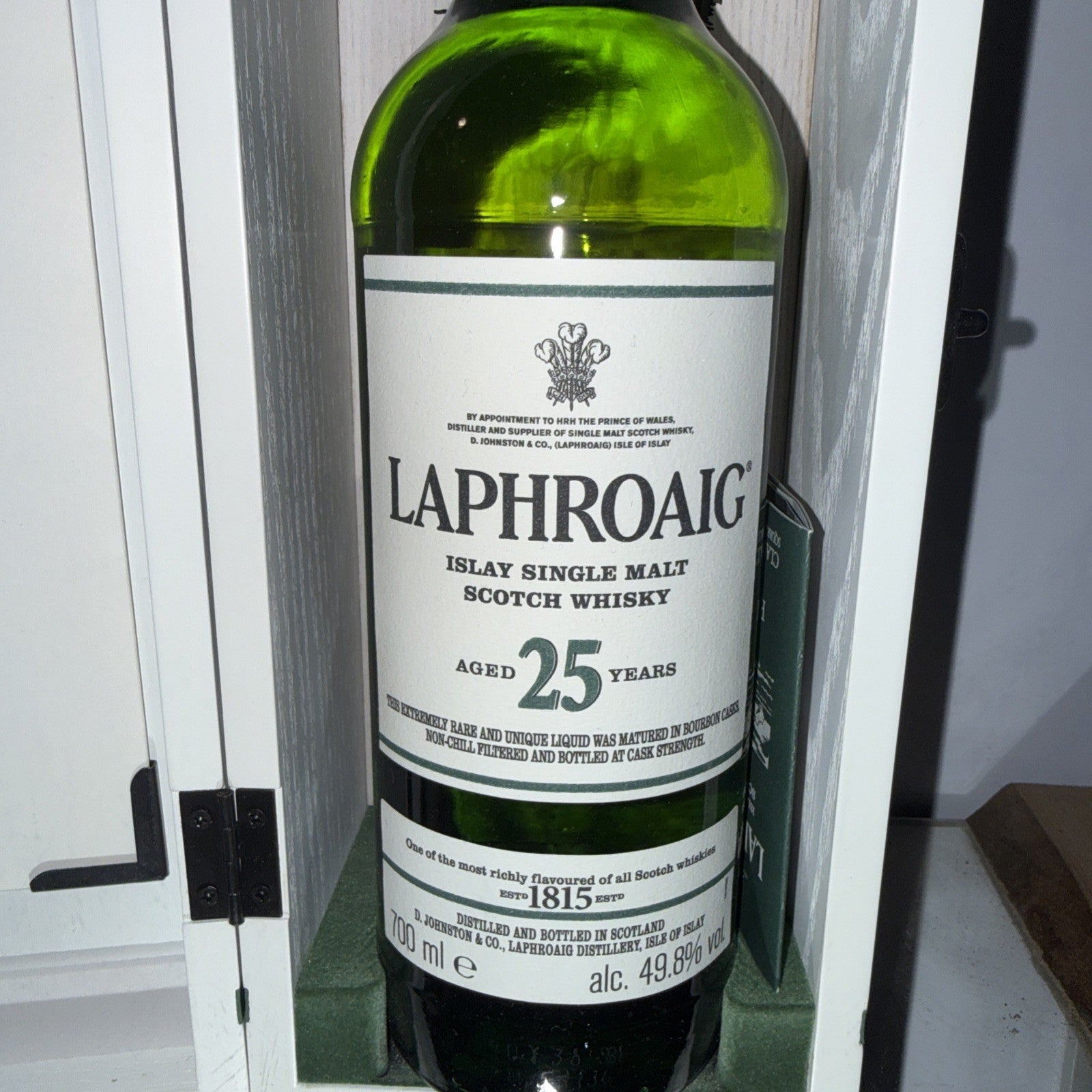 Laphroaig 25 Year Old – cask strength (49.8 %abv ) L0y 36 So 2010 Bottle