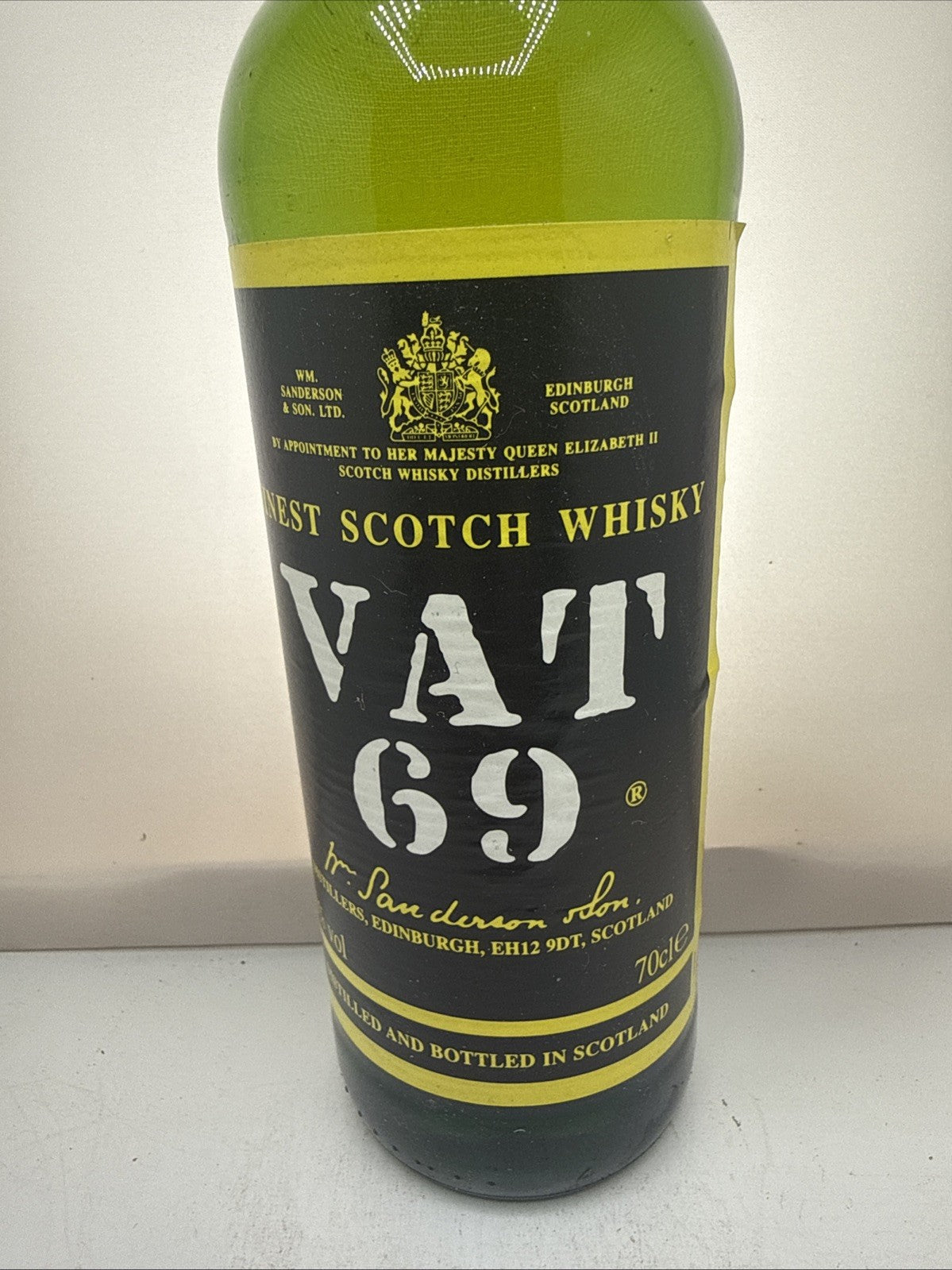VAT 69 — 70cl — Edinburgh — Royal Warrant — Blended Scotch — Sealed