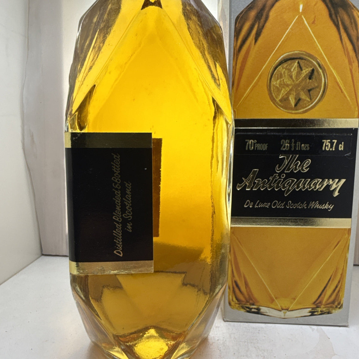 The Antiquary De Luxe Old Scotch Whisky, c.1970s bottling, 70‑proof / 75.7 cl