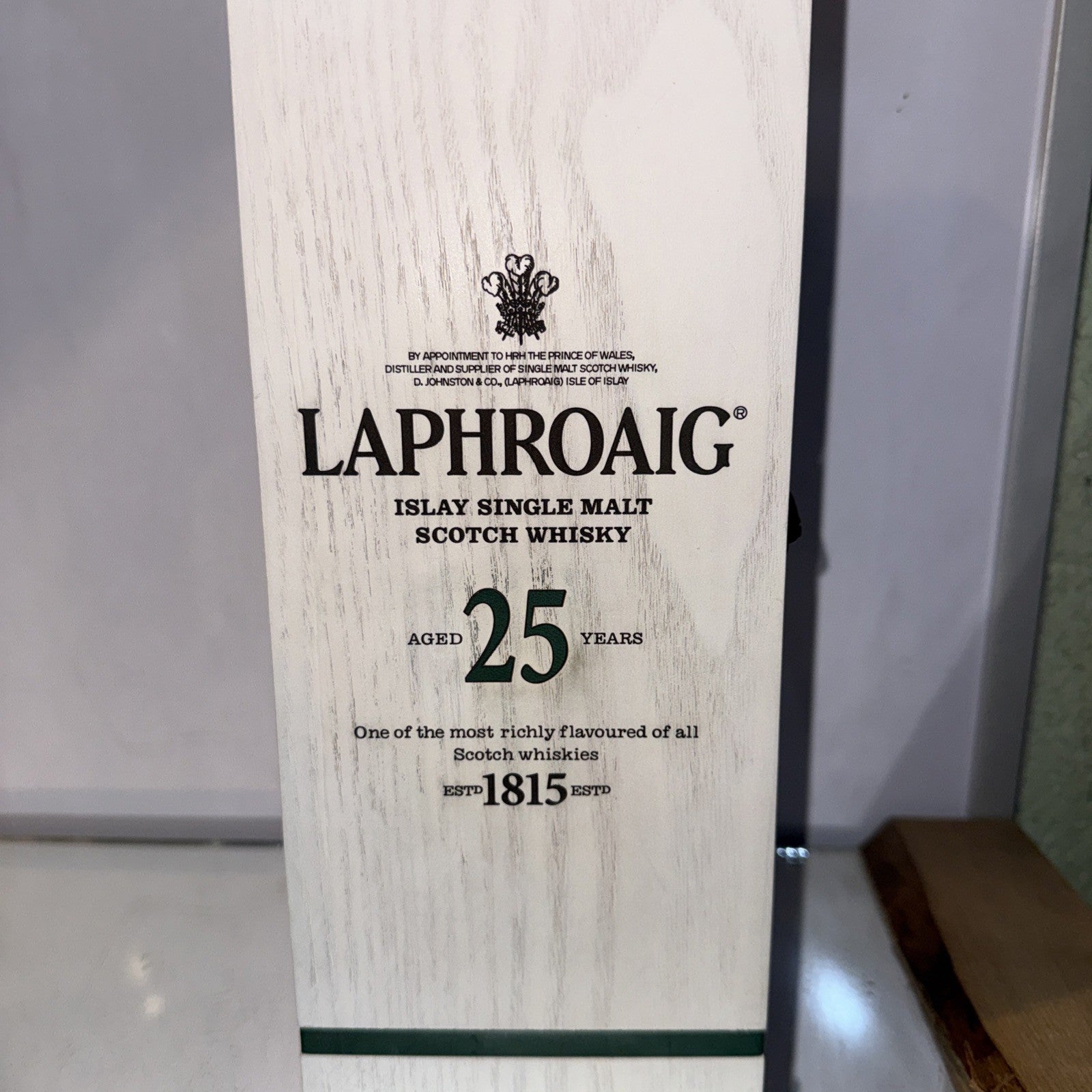 Laphroaig 25 Year Old – cask strength (49.8 %abv ) L0y 36 So 2010 Bottle