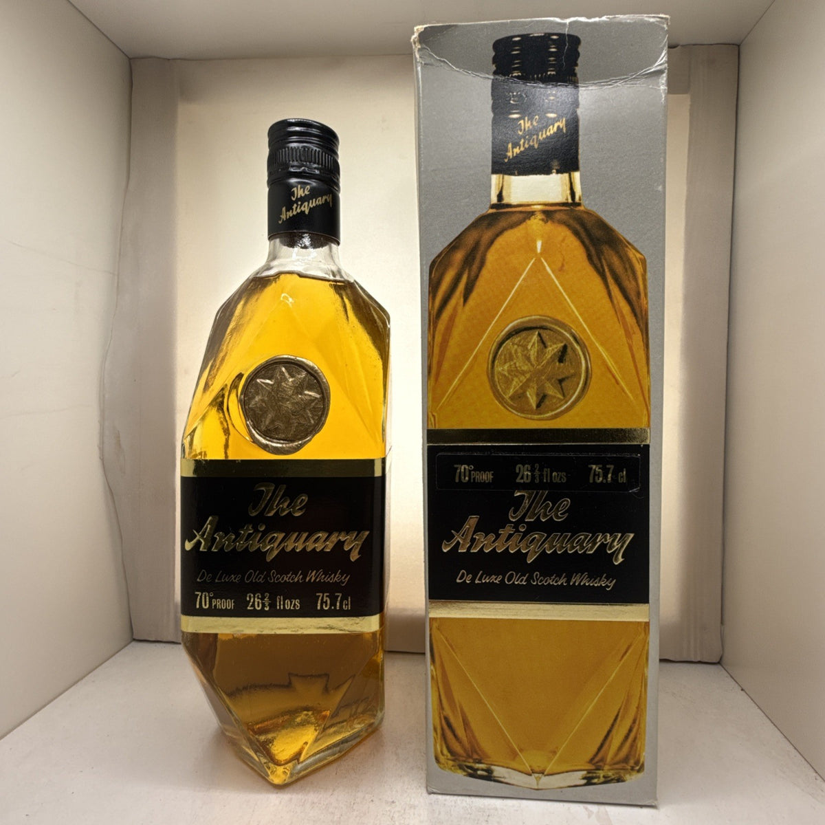 The Antiquary De Luxe Old Scotch Whisky, c.1970s bottling, 70‑proof / 75.7 cl