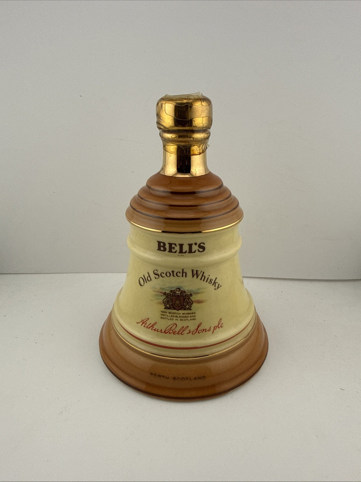 Bell’s 8 Year Old 43% Fine Old Scotch Whisky Porcelain Decanter + Tube Full 20cl