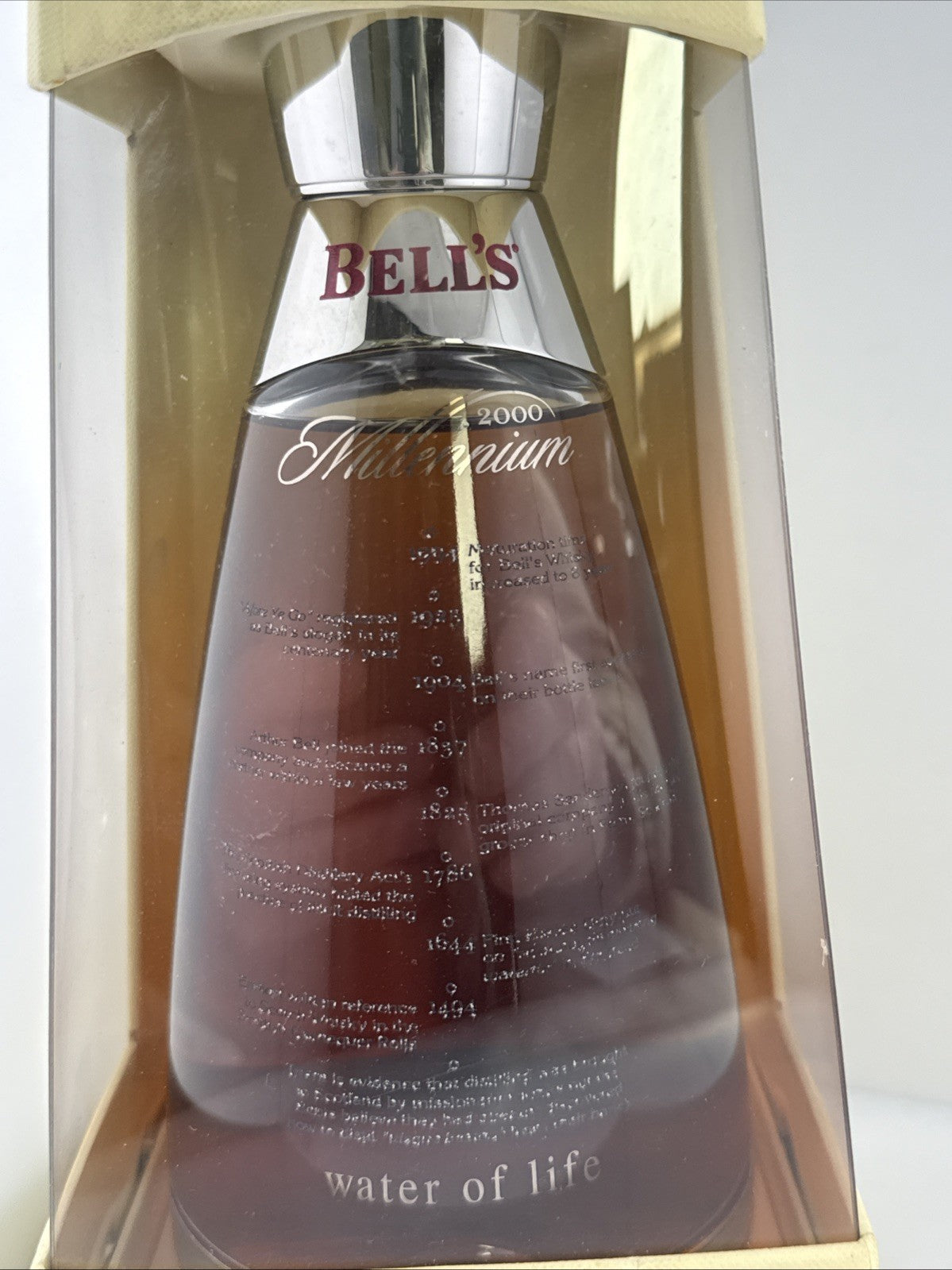 Bells millennium 2000 8 Year Old Whisky Ultra Premium Decanter