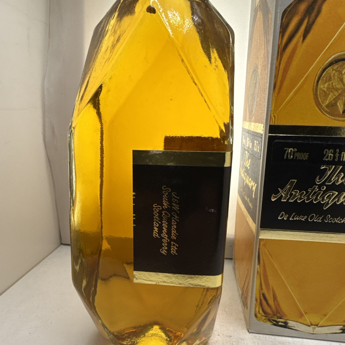 The Antiquary De Luxe Old Scotch Whisky, c.1970s bottling, 70‑proof / 75.7 cl